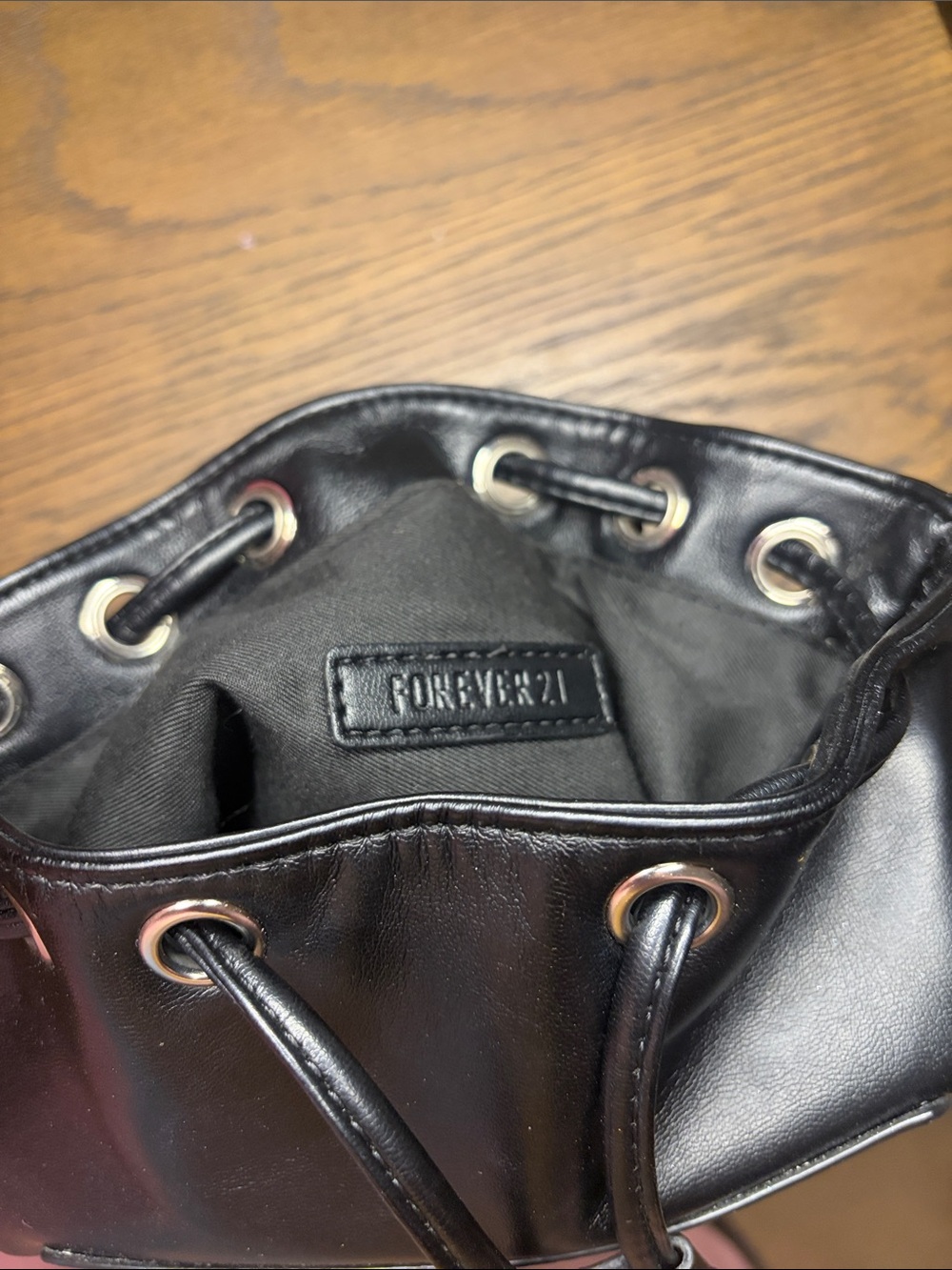 NWOT Forever 21 Black Drawstring Bucket Crossbody with Front Zip Pocket - Picture 7 of 7